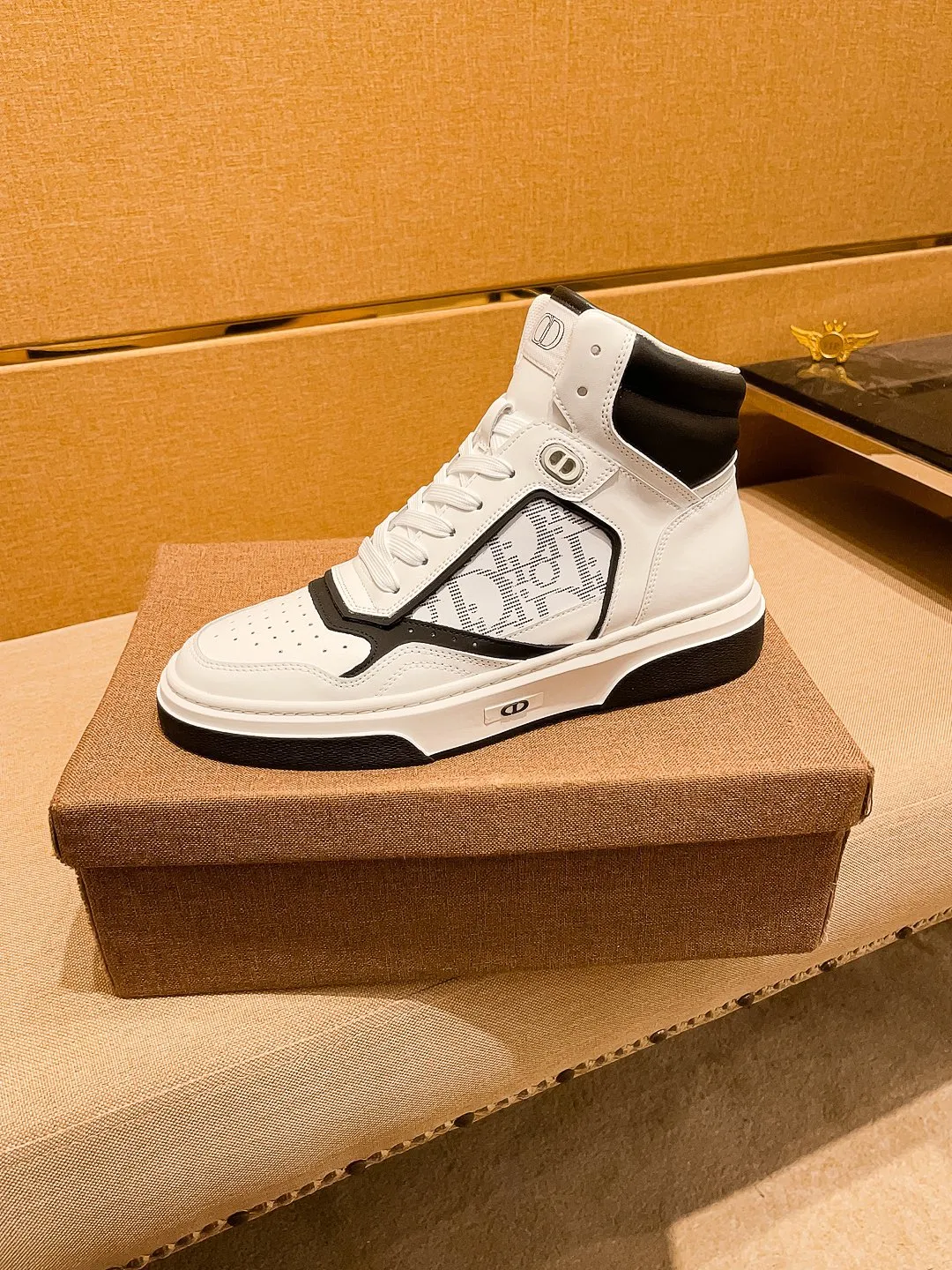 Men's shoes💰 480💰[Dior]🔥 High-end men's shoes brand official website 1:1 latest masterpiece: the upper is made of Italian imported first-layer cowhide with a comfortable and breathable lining➕original non-slip and wear-resistant outsole🔥, making walking more convenient and comfortable! An exclusive new model, a stunning work, a beautiful 1:1 replica [color] compared to the official quality! Create a fashionable personality to set off your uniqueness! A must-have for trendy men! Classic 🔥 Size: 38-44 Color: 🔥 2⃣️ colors available 🔥.